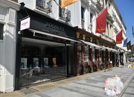 O româncă a furat diamante în valoare de peste 4 milioane de lire sterline şi le-a înlocuit cu pietricele din grădină
